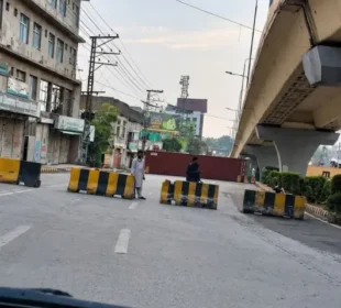 پشاور میں سیکیورٹی سخت، اہم شاہراہیں بند، بی آر ٹی سروس معطل 10 پشاور میں سیکیورٹی سخت، اہم شاہراہیں بند، بی آر ٹی سروس معطل