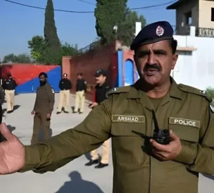 اڈیالہ جیل کے اطراف سیکیورٹی سخت، اضافی پولیس اہلکار تعینات 8 اڈیالہ جیل کے اطراف سیکیورٹی سخت، اضافی پولیس اہلکار تعینات