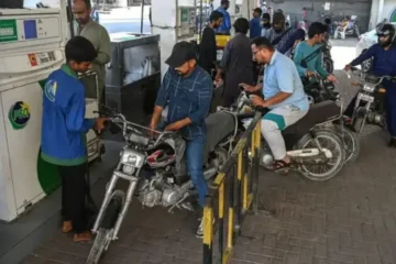 پاکستان میں پیٹرول سستا، ڈیزل کی قیمت میں اضافہ
