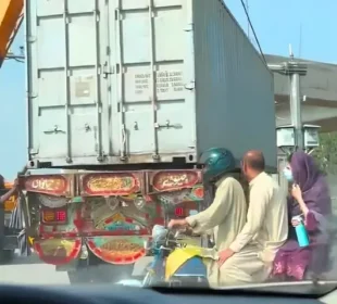 پشاور میں زندگی معمول پر آگئی، کنٹینرز ہٹا دیے گئے، تعلیمی ادارے کھل گئے