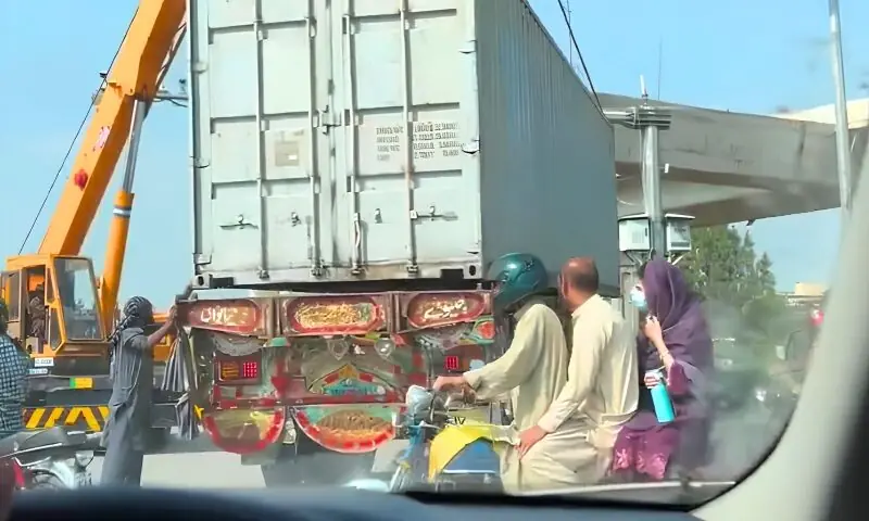 پشاور میں زندگی معمول پر آگئی، کنٹینرز ہٹا دیے گئے، تعلیمی ادارے کھل گئے 1 پشاور میں زندگی معمول پر آگئی، کنٹینرز ہٹا دیے گئے، تعلیمی ادارے کھل گئے