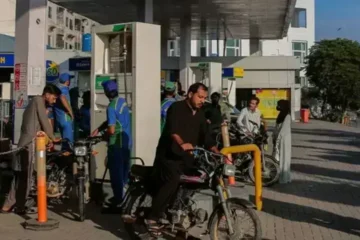 پیٹرول کی قیمت میں کمی، ڈیزل مزید مہنگا ہوگیا