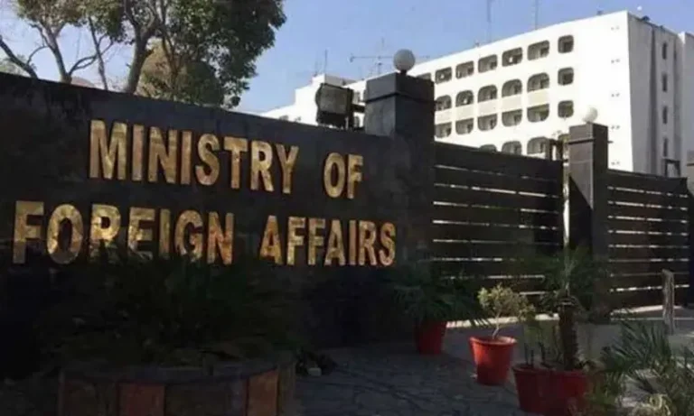 15120وزارتِ خارجہ کا ڈیجیٹل اٹیسٹیشن سسٹم فعال، گھر بیٹھے دستاویزات کی تصدیق کی سہولت  اسلام آباد: وزارتِ خارجہ نے دستاویزات کی تصدیق کے لیے ڈیجیٹل اٹیسٹیشن سسٹم فعال کر دیا ہے، جس کے تحت شہری اب آن لائن درخواست دے کر گھر بیٹھے اپنی دستاویزات کی تصدیق کرا سکیں گے۔  وزارتِ خارجہ کے مطابق نئے نظام کے تحت درخواست دہندگان مقررہ طریقہ کار کے مطابق درخواست جمع کرانے اور فیس کی ادائیگی کے بعد تصدیقی عمل مکمل ہونے پر ای سرٹیفکیٹ ای میل کے ذریعے حاصل کر سکیں گے۔  یہ نظام 12 اکتوبر 2026 سے فعال کیا گیا ہے، جس کے ذریعے اسلام آباد کے مرکزی دفتر سمیت لاہور، کراچی، پشاور، کوئٹہ اور گجرات کے متعلقہ لائژن دفاتر سے منسلک دستاویزات کی تصدیق کی سہولت بھی فراہم کی جا رہی ہے۔  ڈیجیٹل نظام کے تحت جنرل اور اپوسٹل اٹیسٹیشن کی درخواستیں جمع کرانے کی سہولت دستیاب ہوگی۔ وزارت کے مطابق یہ نظام ہائر ایجوکیشن کمیشن کے طرز پر تیار کیا گیا ہے۔  اس اقدام کا مقصد تصدیق کے عمل کو آسان، تیز اور شفاف بنانا ہے تاکہ شہریوں کو دفاتر کے بار بار چکر لگانے سے نجات ملے اور ان کے وقت اور اخراجات کی بچت ہو۔  تاہم وزارتِ خارجہ کے مطابق بعض مخصوص اور استثنائی معاملات میں درخواست دہندگان کو ذاتی طور پر حاضر ہونا پڑ سکتا ہے۔  دستاویزات کی تصدیق کے خواہش مند شہری وزارتِ خارجہ کے سرکاری آن لائن پورٹل کے ذریعے درخواست جمع کرا سکتے ہیں۔53559de2a8