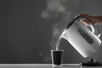 الیکٹرک کیتلی میں جمی سفید تہہ سے نجات کیسے پائیں؟ آسان گھریلو طریقے جانیں 2 الیکٹرک کیتلی میں جمی سفید تہہ سے نجات کیسے پائیں؟ آسان گھریلو طریقے جانیں
