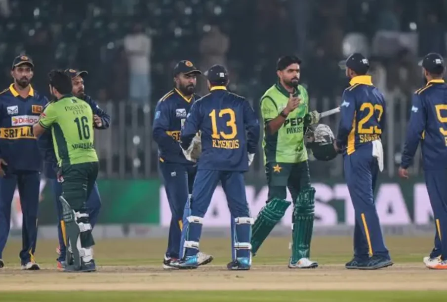 سہ ملکی ون ڈے سیریز: پاکستان اور سری لنکا پر سلو اوور ریٹ کے جرمانے عائد 1 سہ ملکی ون ڈے سیریز: پاکستان اور سری لنکا پر سلو اوور ریٹ کے جرمانے عائد