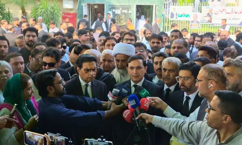 پشاور ہائیکورٹ میں گورنر راج کے خلاف درخواستوں پر سماعت، وفاق اور پولیس سے جواب طلب