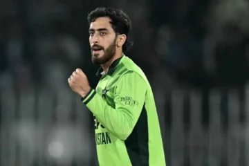 عرفات منہاس کی تاریخی کارکردگی، ایک ہی میچ میں نصف سنچری اور 6 وکٹیں 2 عرفات منہاس کی تاریخی کارکردگی، ایک ہی میچ میں نصف سنچری اور 6 وکٹیں