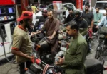 پیٹرول اور ڈیزل کی قیمت میں اضافہ، نئی قیمتیں جاری 13 پیٹرول اور ڈیزل کی قیمت میں اضافہ، نئی قیمتیں جاری