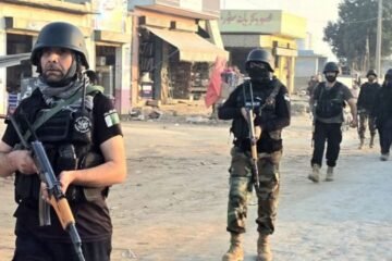 کرک میں آپریشن کے دوران ڈی ایس پی سمیت 4 اہلکار شہید، 2 دہشت گرد مارے گئے 2 کرک میں آپریشن کے دوران ڈی ایس پی سمیت 4 اہلکار شہید، 2 دہشت گرد مارے گئے