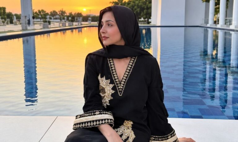 2311042ملائیکہ اروڑا برقعہ پہن کر مسجد پہنچ گئی336f6091