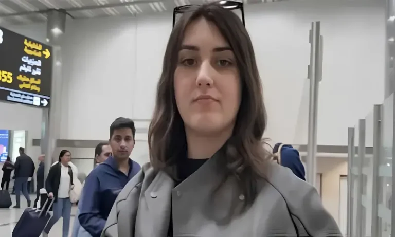 231912528  آذربائیجانی خاتون نے زیادتی کیس کے مرکزی ملزم کوبےقصور قرار دےدیا  لاہور میں آذربائیجان سے تعلق رکھنے والی خاتون ڈیانا کے مبینہ گینگ ریپ کیس میں اہم پیش رفت سامنے آئی ہے جہاں خاتون نے ویڈیو بیان میں ملزم احمد تنویر کو بے گناہ قرار دیتے ہوئے کیس ختم کرنے کی اپیل کی ہے۔   سوشل میڈیا پر ایک ویڈیو بیان میں ڈیانا کا کہنا ہے کہ احمد تنویر نے ان کے ساتھ زیادتی نہیں کی اور نہ ہی ان کا موبائل فون اٹھایا۔ وہ اس سے قبل زیادتی کے حوالے سے دیے گئے بیانات کو دباؤ کا نتیجہ قرار دے چکے ہیں۔ ویڈیو میں خاتون نے متعلقہ حکام سے کیس ختم کرنے کی اپیل بھی کی ہے۔    بیان کے آغاز میں ڈیانا نے 9 اکتوبر کی تاریخ کا حوالہ دیا جس سے یہ تاثر ملتا ہے کہ یہ ویڈیو چند روز قبل ریکارڈ کی گئی تھی۔   اطلاعات کے مطابق ڈیانا نے آذربائیجان کے سفارت خانے کی دستاویزات کے ذریعے احمد تنویر کو بے گناہ بھی قرار دیا ہے۔   دوسری جانب پولیس نے احمد تنویر کو 27 اکتوبر تک عبوری ضمانت ملنے کے باوجود عدالت کے باہر سے گرفتار کر لیا ہے۔   ایک اور ویڈیو میں ڈیانا نے کہا کہ احمد تنویر نے مجھ سے زبردستی نہیں کی۔ خاتون نے الزام لگایا کہ وہ خود عدالت میں پیش ہونا چاہتی تھی لیکن اسے بتایا گیا کہ اس کی جان کو خطرہ ہے اور اسے زبردستی پاکستان سے ڈی پورٹ کیا گیا۔   ویڈیو میں احمد تنویر کو بری کرنے کے علاوہ ڈیانا نے یہ بھی کہا کہ وہ دیگر دو ملزمان محسن اور علی زین کو معاف کر دیتی ہیں۔ ان کا مزید کہنا تھا کہ وہ اس معاملے کو آگے نہیں بڑھانا چاہتیں اس لیے ان کا نام ذاتی ایشوز میں استعمال نہ کیا جائے۔ dab60e