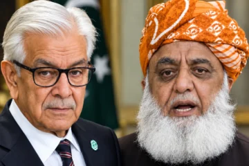 مولانا فضل الرحمان کی تنقید کا جواب آگیا، خواجہ آصف نے ماضی کے سیاسی حساب کھول دیے! 2 مولانا فضل الرحمان کی تنقید کا جواب آگیا، خواجہ آصف نے ماضی کے سیاسی حساب کھول دیے!
