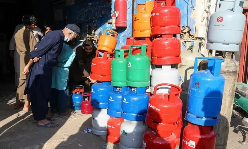 ایل پی جی کی قیمتوں میں اضافہ، گھریلو سلنڈر 3 ہزار 470 روپے سے تجاوز کرگیا 1 ایل پی جی کی قیمتوں میں اضافہ، گھریلو سلنڈر 3 ہزار 470 روپے سے تجاوز کرگیا