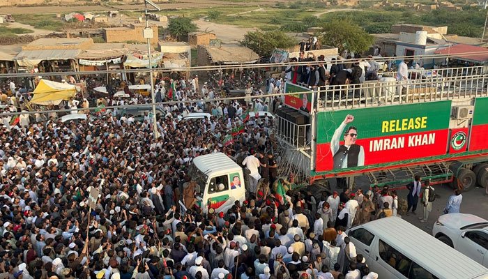 خیبر پختونخوا میں ایمرجنسی یا گورنر راج کے بجائے مختلف آئینی آپشنز زیرِ غور 1 خیبر پختونخوا میں ایمرجنسی یا گورنر راج کے بجائے مختلف آئینی آپشنز زیرِ غور
