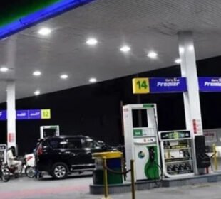 پیٹرول مہنگا، ڈیزل کی قیمت میں معمولی کمی 3 پیٹرول مہنگا، ڈیزل کی قیمت میں معمولی کمی