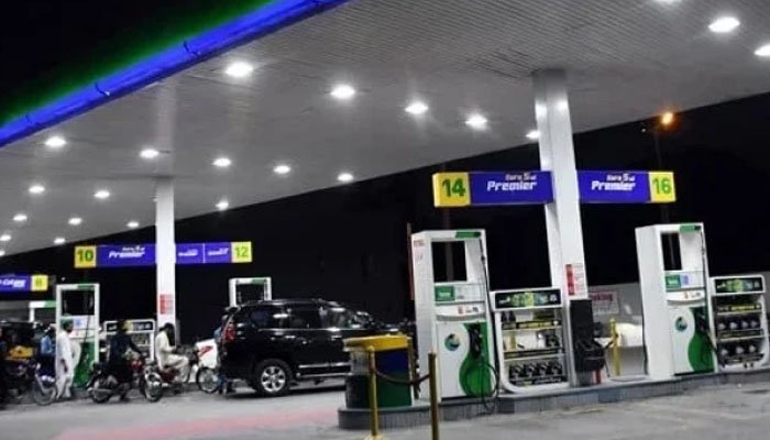پیٹرول مہنگا، ڈیزل کی قیمت میں معمولی کمی