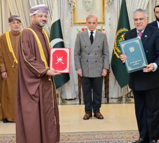 پاکستان اور عمان کا مختلف شعبوں میں تعاون بڑھانے پر اتفاق، پانچ معاہدوں پر دستخط
