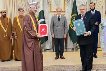 پاکستان اور عمان کا مختلف شعبوں میں تعاون بڑھانے پر اتفاق، پانچ معاہدوں پر دستخط